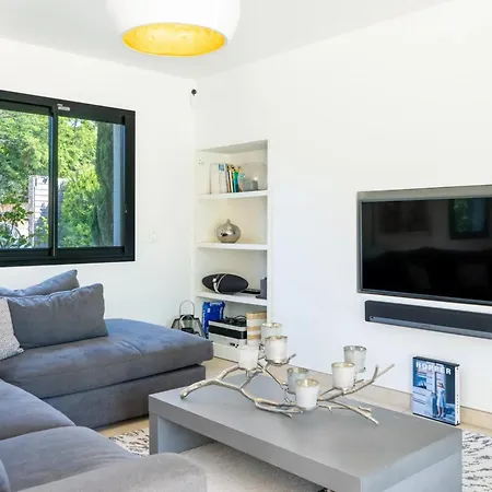 Family House 4 Bedrooms - Close To The Sea Будинок відпочинку