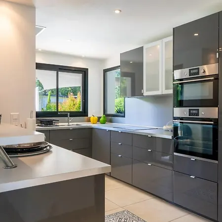 Family House 4 Bedrooms - Close To The Sea Будинок відпочинку *